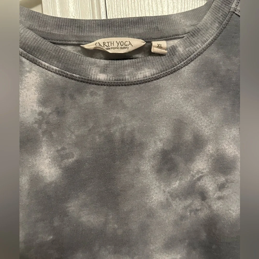 Earth Yoga Charcoal Tie-Dye Top - Picture 3 of 3